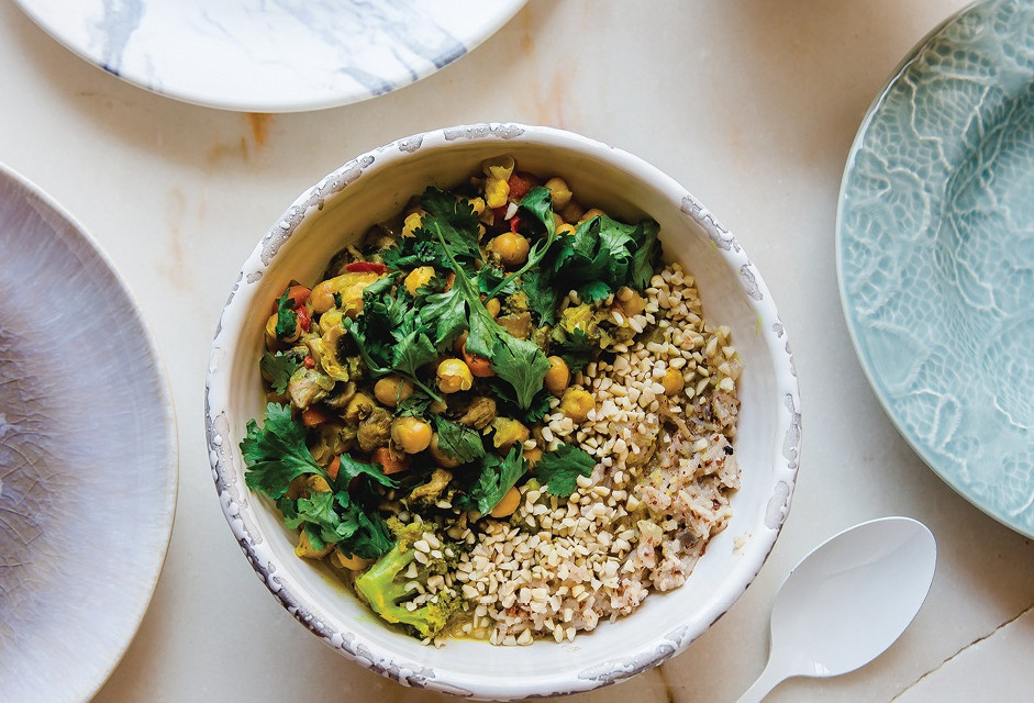 Caril de grão e cogumelos com arroz de tâmaras e amêndoas, por Mafalda Rodrigues de Almeida