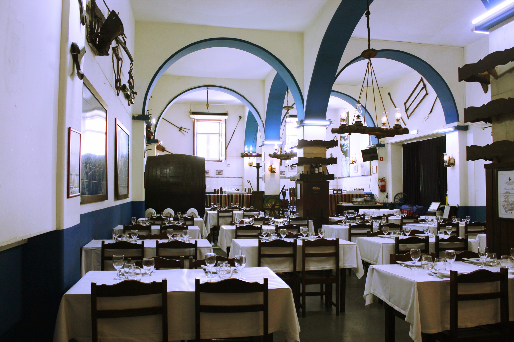 Restaurante O Farnel SALA TIPICA - CORUCHE.jpg