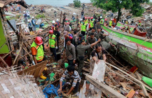 Veja as fotos dos efeitos devastadores do tsunami na Indonésia 1