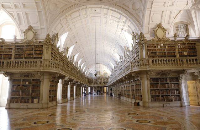 A Biblioteca do Palácio Nacional de Mafra em 10 imagens