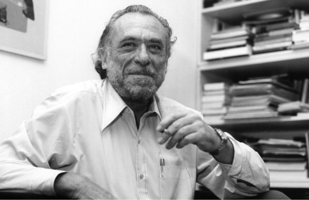 No livro "Os Cães Ladram Facas", Charles Bukowski aposta tudo num verso