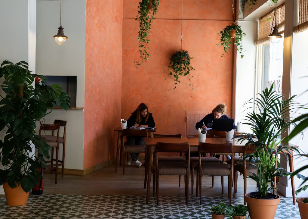 Visão Tardes longas no novo café O Consulado, no Porto