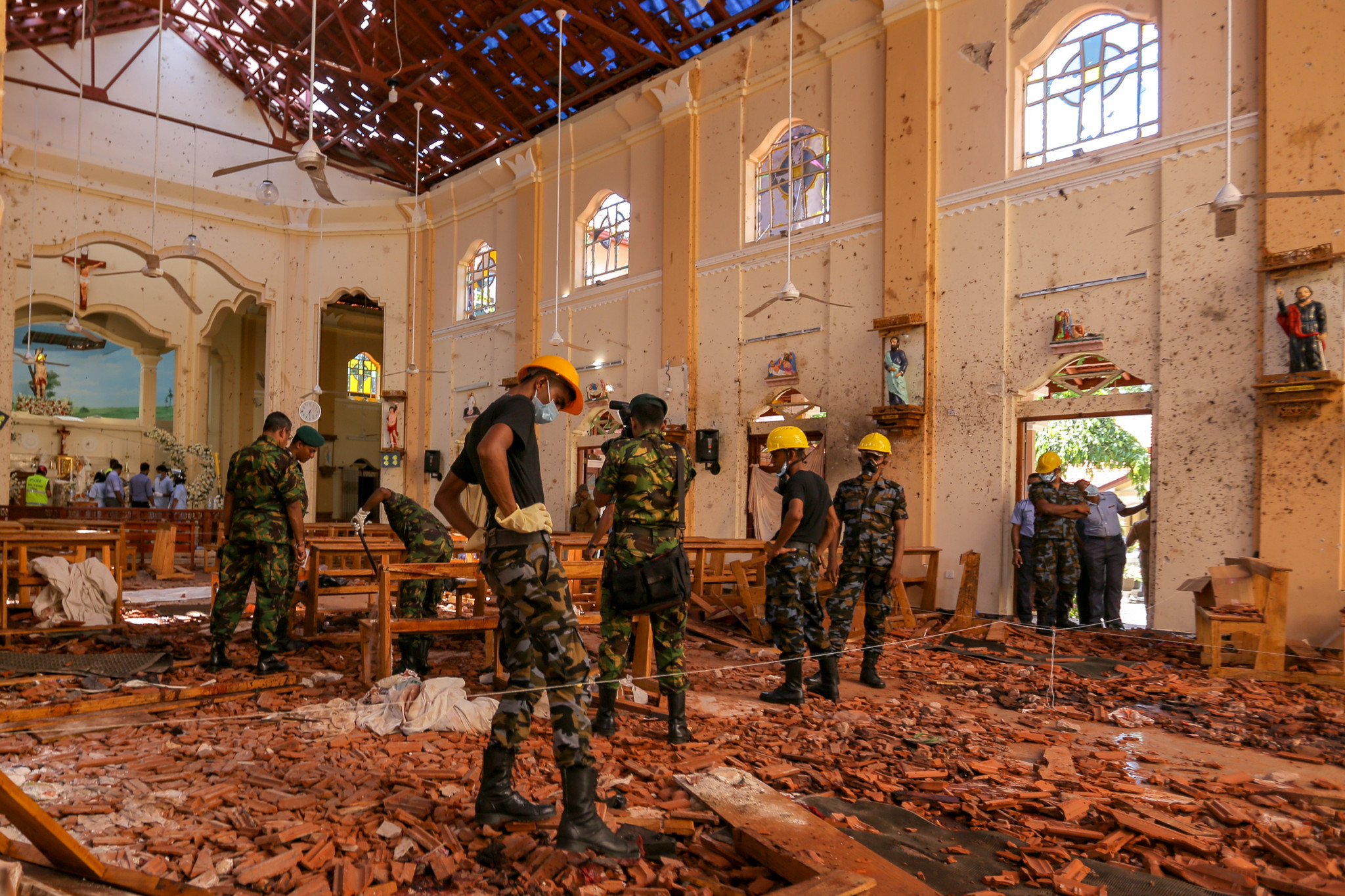 Todos os bombistas suicidas eram cidadãos do Sri Lanka, mas as autoridades suspeitam que tinham ligações ao estrangeiro