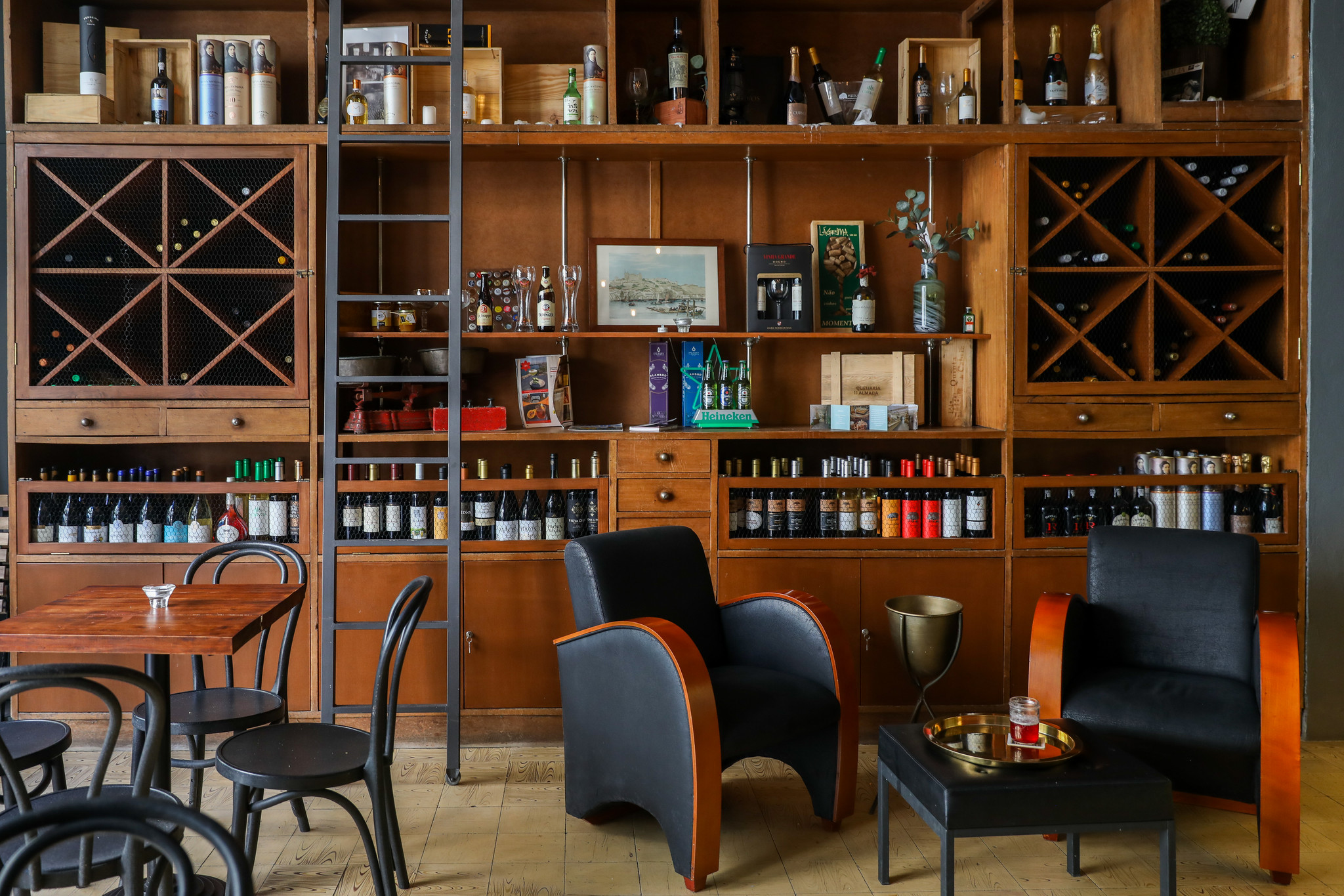 LM-Lágrima Wine Bar.jpg