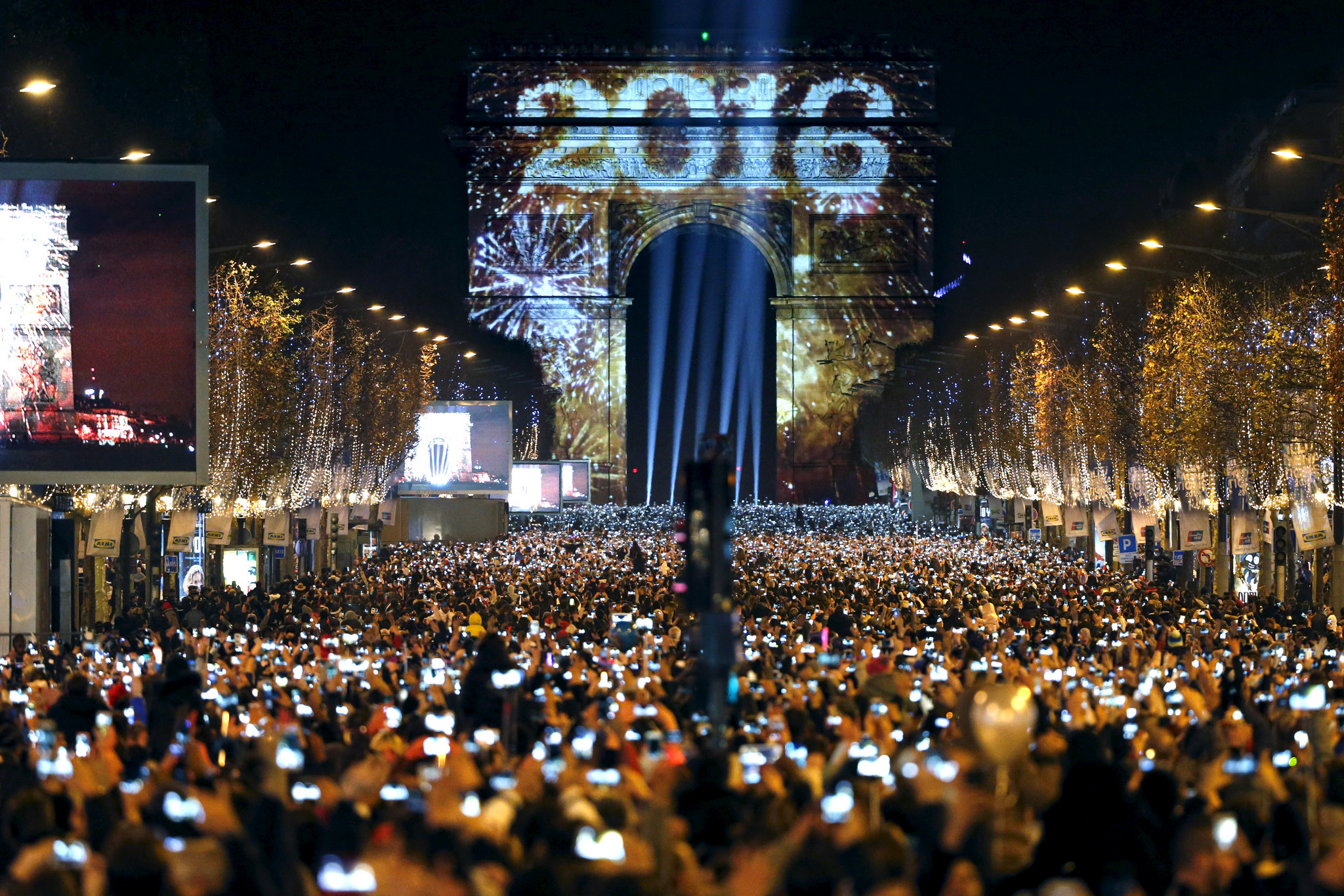 Visão | Assim se entrou em 2016 pelo mundo