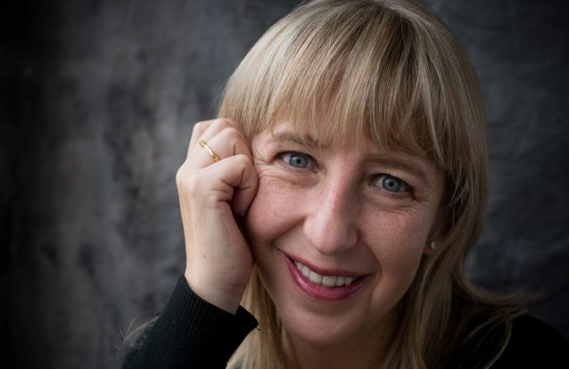 Inês Pedrosa de coração nas mãos