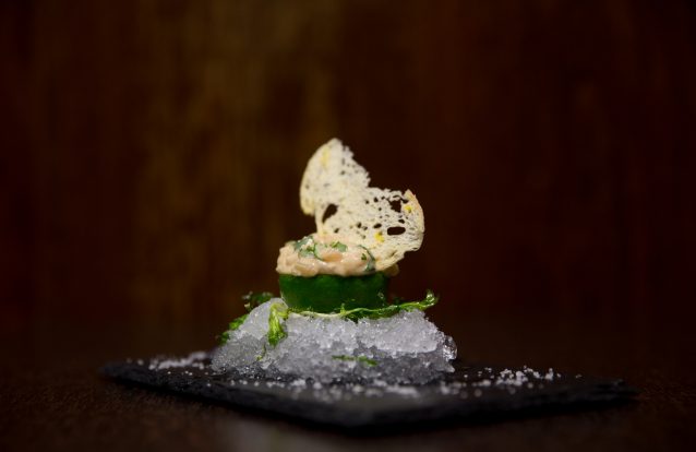 Tártaro de vieiras em tosta de pão de girassol e alga crocante, por Hugo Dias