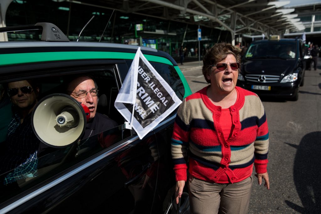 Taxistas em marcha-lenta contra a Uber 7