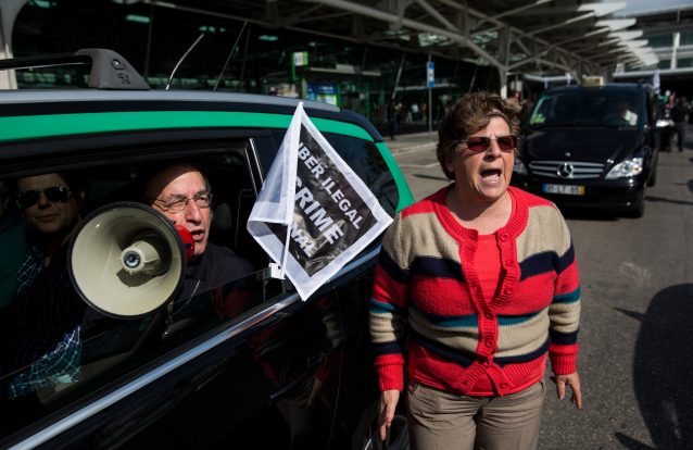 Taxistas em marcha-lenta contra a Uber 7