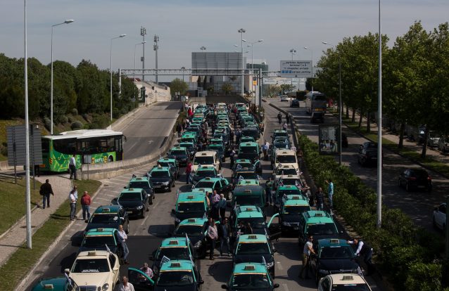 Taxistas em marcha-lenta contra a Uber 4