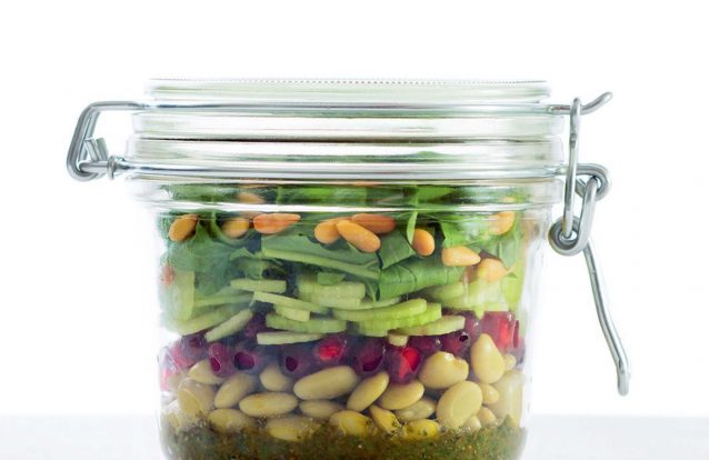 Salada de feijão branco, romã e pesto, por Anna Helm Baxter