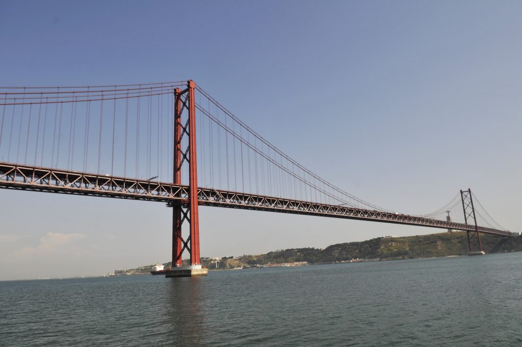 Uma ponte que nos (des)une há 50 anos