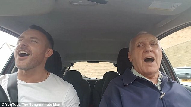 Para ajudar o pai com Alzheimer, filho grava vídeo de carpool que se tornou viral e angariou milhares de libras