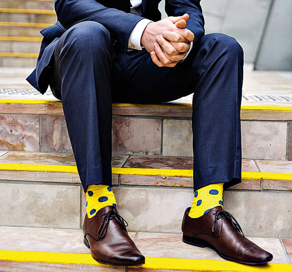 Visão  Homem que é homem, agora, usa meias coloridas