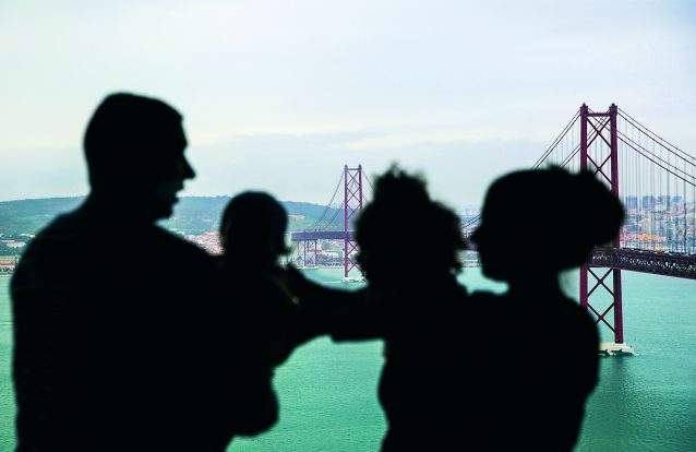 Grupo de advogados viajou para Londres para exigir respostas sobre as crianças retiradas aos pais