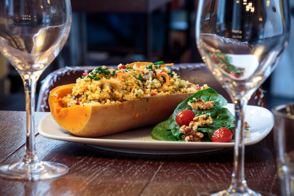Abóbora recheada com bulgur de legumes, por Dinis Correia