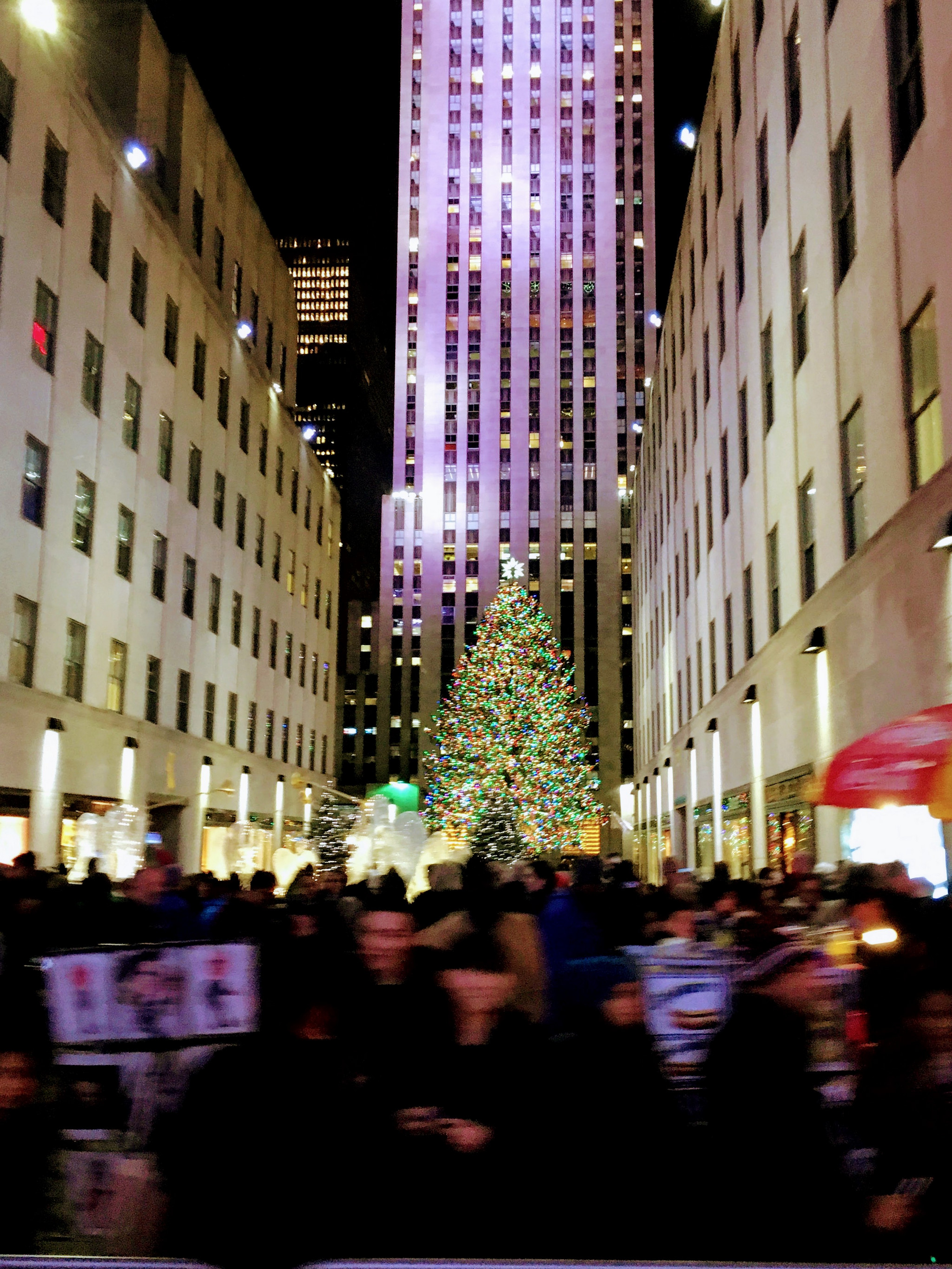 Arvore de Natal do Centro Rockefeller de 28 metros rodeada de turistas - tradicao com mais de 80 anos.JPG
