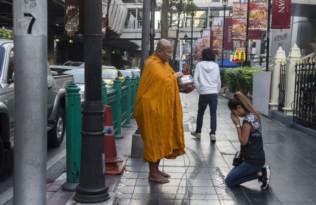 A crise dos monges tailandeses obesos