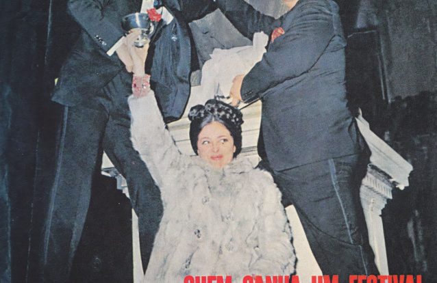 'A Desfolhada' chegou a Simone em segredo e ela cantou-a entre insultos e GNR a cavalo