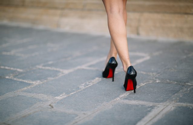 A guerra de Louboutin pelas solas vermelhas