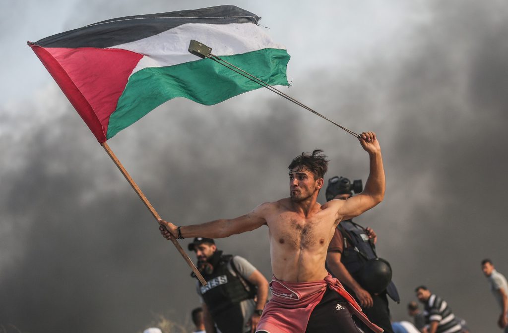 A imagem do jovem palestiniano em protesto em Gaza que se tornou viral