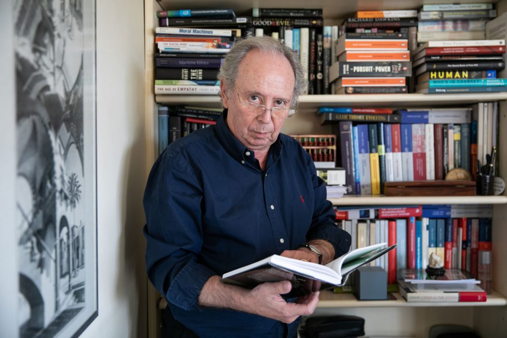 "A máquina é mais barata do que o Homem para executar as mesmas tarefas. As pessoas vão viver num limiar de sobrevivência"