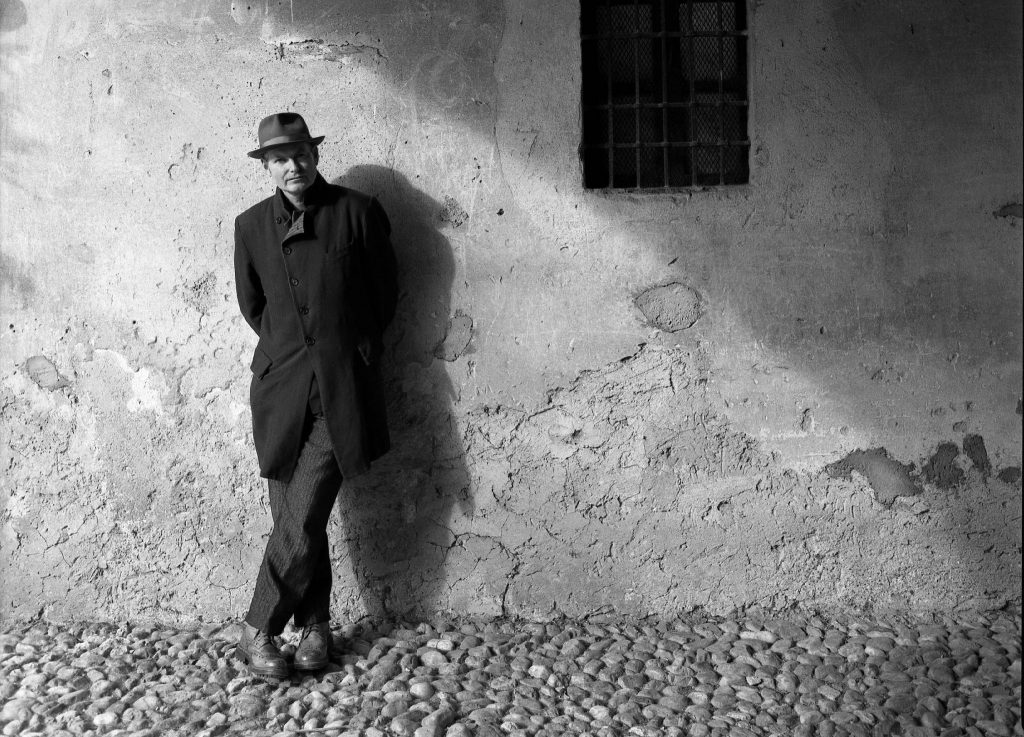 A música em movimento de John Parish chega a Lisboa e ao Porto