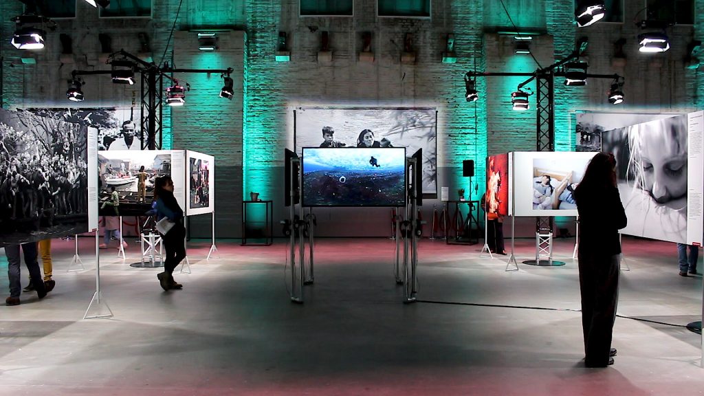 “A nossa missão é ligarmo-nos às histórias que contam”, diz Carla Vlaun, curadora do World Press Photo 2018