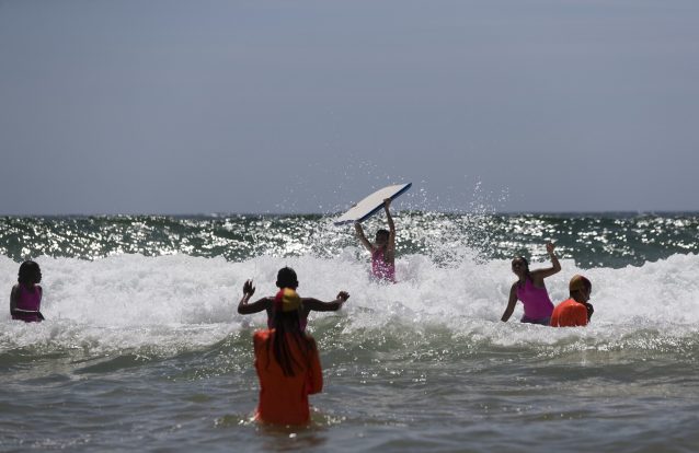 A primeira ida à praia de 40 crianças indígenas em imagens