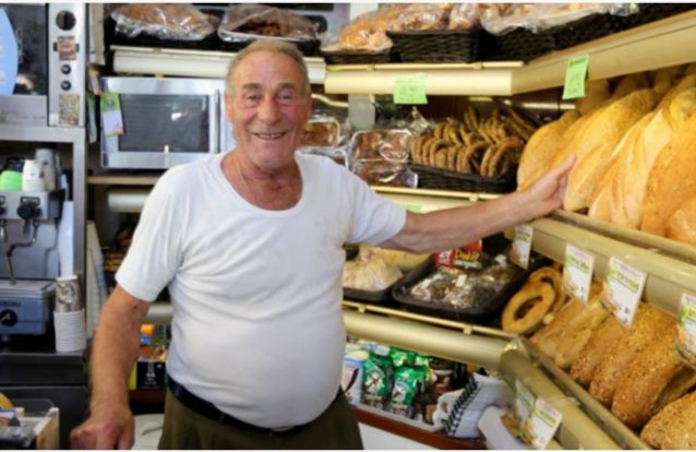 Adeus ao padeiro de Kos, símbolo da ajuda europeia aos refugiados 