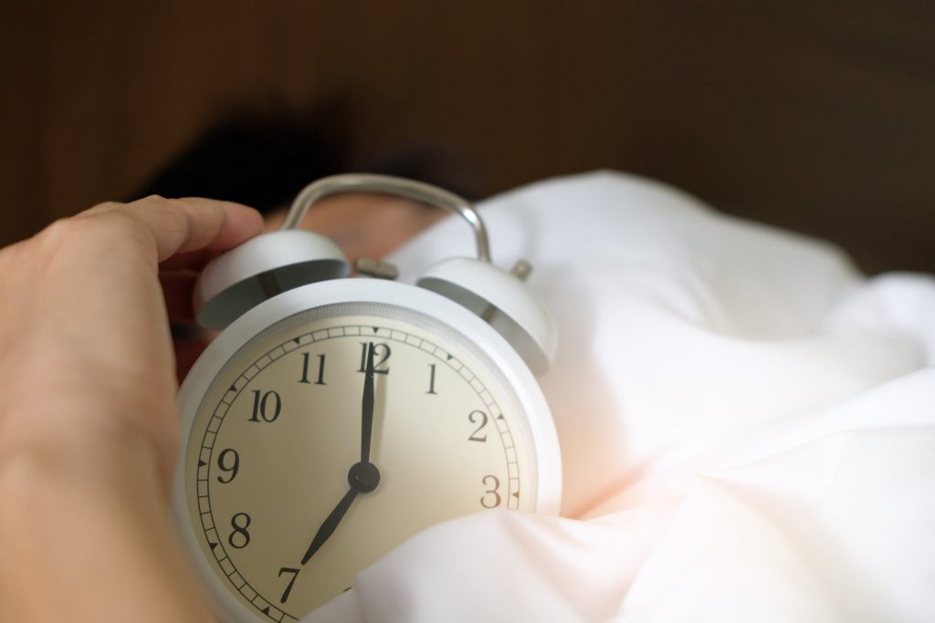 Adia o despertador e fica mais tempo na cama, de manhã? Saiba porque é que isso pode estragar o seu dia