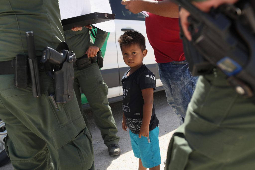 Administração Trump obriga famílias de imigrantes a pagar teste de ADN para recuperar crianças