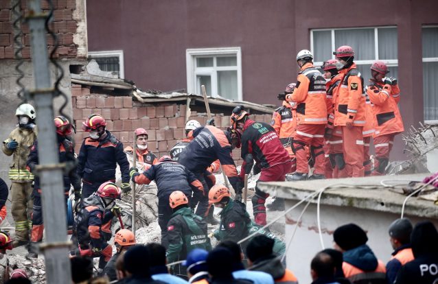 Adolescente resgatado dois dias após colapso de prédio em Istambul