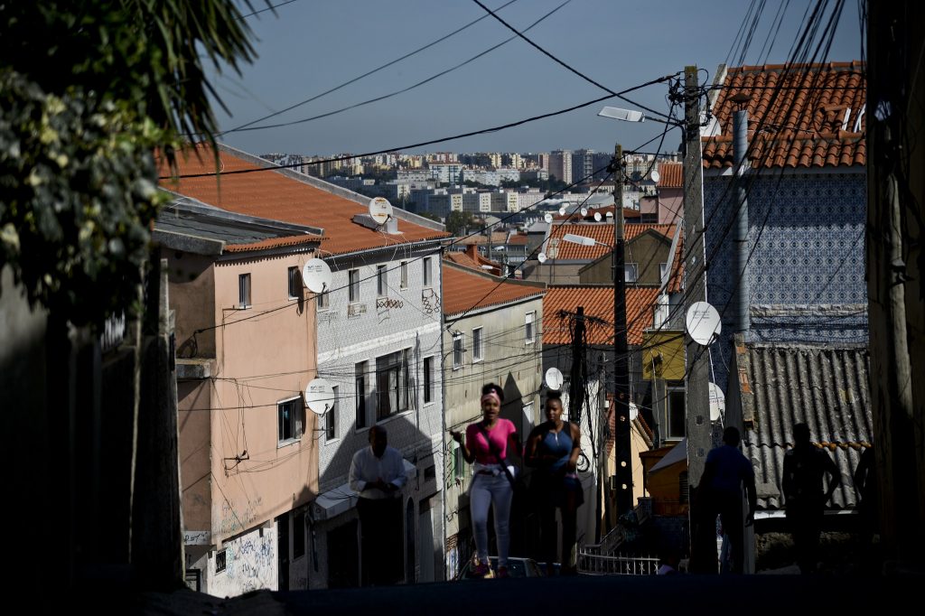 Africanos e ciganos vivem em condições degradantes em Portugal, denuncia a Amnistia