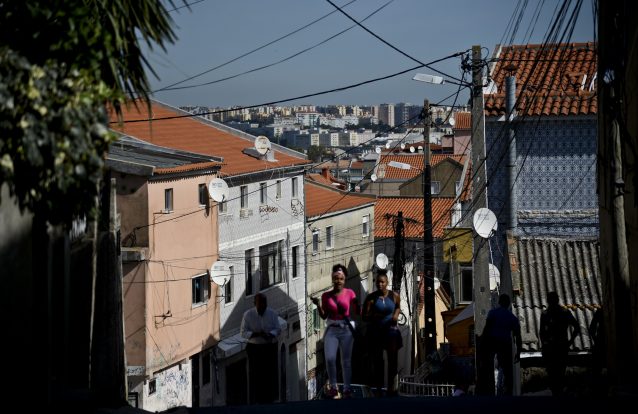 Africanos e ciganos vivem em condições degradantes em Portugal, denuncia a Amnistia