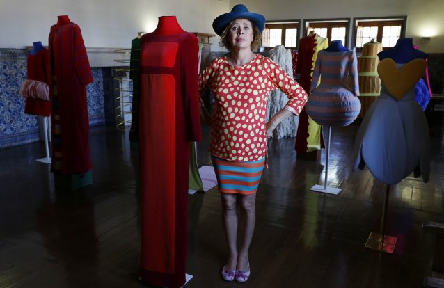 Agatha e os corações ao alto em Cascais