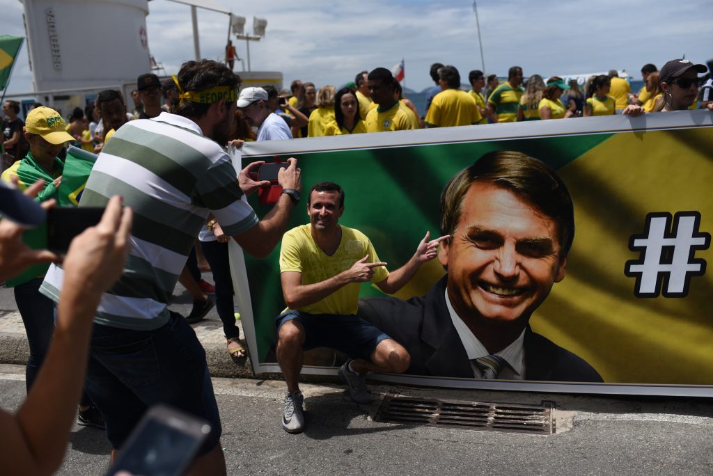 Ainda tem dúvidas que há robôs em ação? Folha de São Paulo publica notícia com a palavra "bolso" e recebe respostas a defender Bolsonaro