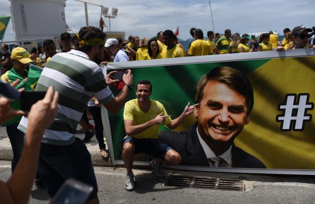 Ainda tem dúvidas que há robôs em ação? Folha de São Paulo publica notícia com a palavra "bolso" e recebe respostas a defender Bolsonaro