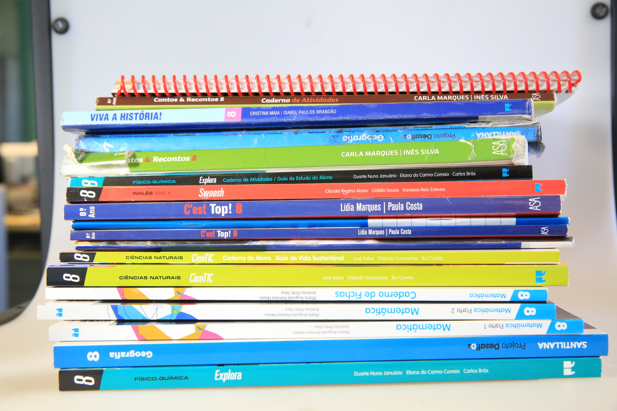 Visão | Ajudar e salvar os livros escolares