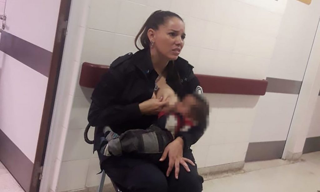 Além do estrelato na Internet, polícia que amamentou bebé retirado à mãe ganhou uma promoção