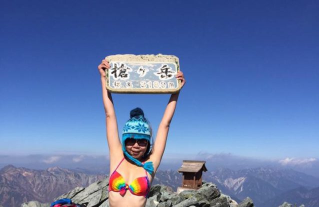 "Alpinista de biquiní' morre em Taiwan após queda em desfiladeiro