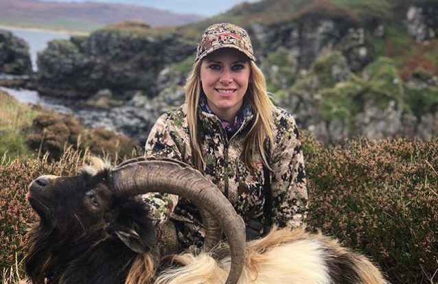 Apresentadora de TV americana recebe ameaças de morte depois de partilhar foto junto a bode que caçou