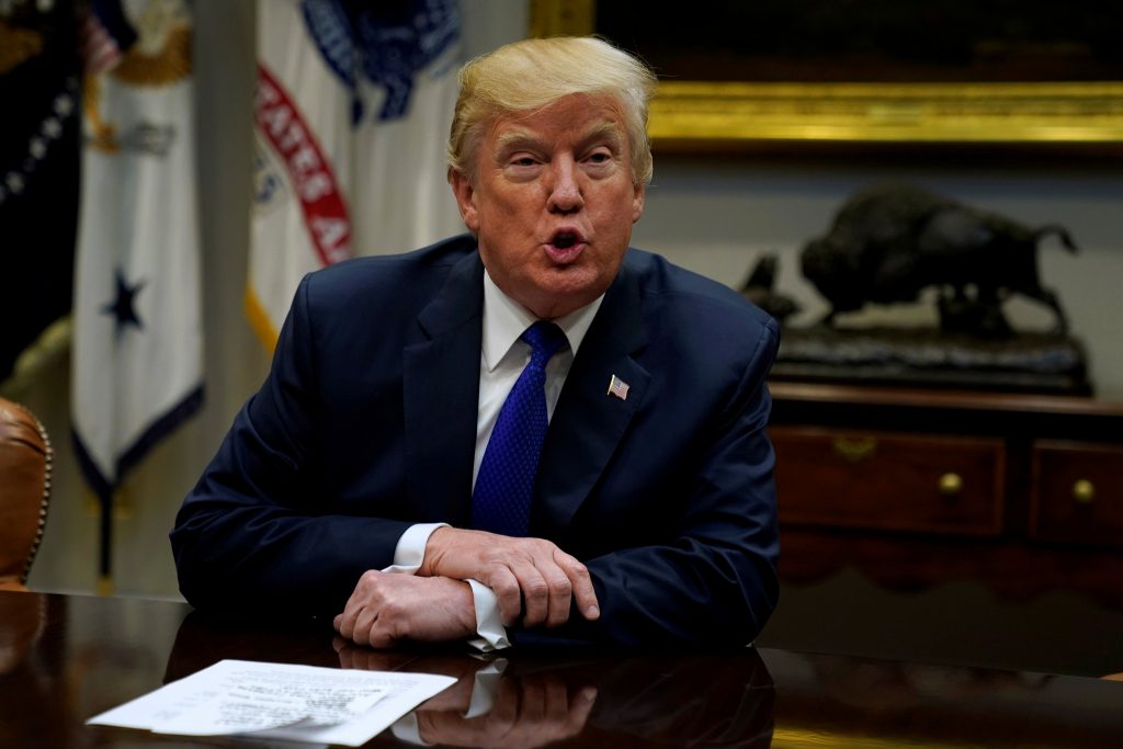 Armar e treinar professores para solução "instantânea" dos tiroteios nas escolas, insiste Trump