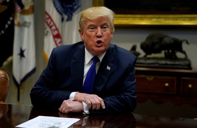 Armar e treinar professores para solução "instantânea" dos tiroteios nas escolas, insiste Trump