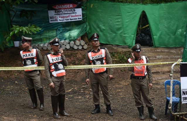 Arranca operação para retirar 12 jovens e treinador de gruta na Tailândia