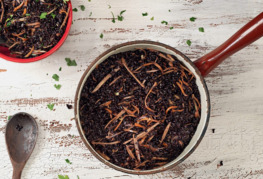 Arroz negro com legumes crocantes, por Bela Gil