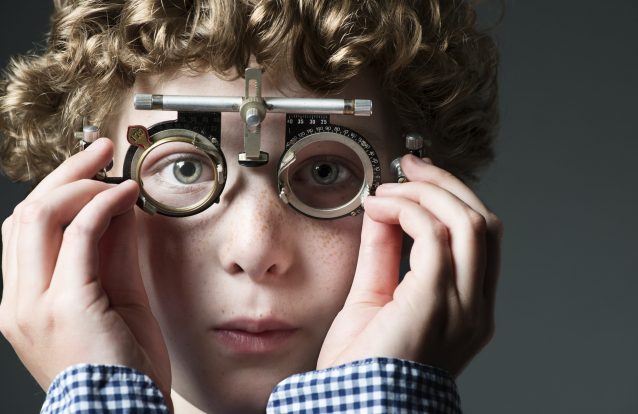 As crianças precisam de brincar mais ao ar livre para combater a miopia