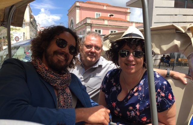 A(s) história(s) do escritor que conduz tuk tuk