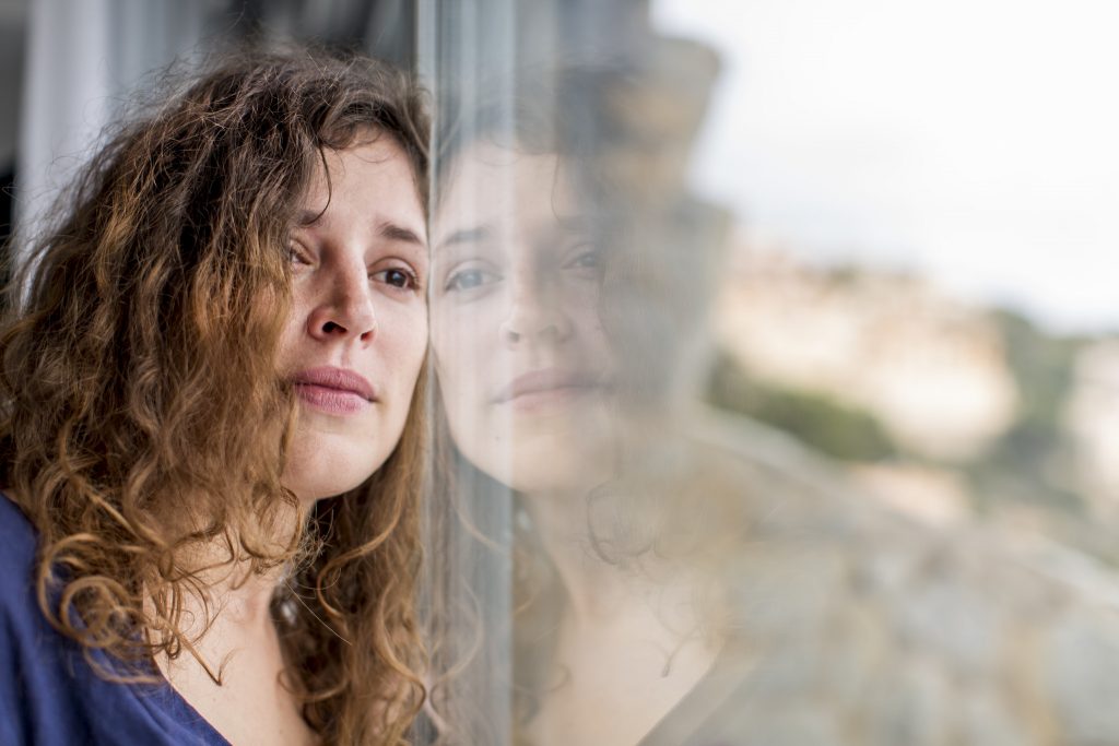 As mulheres demoram mais tempo a fazer o luto pela morte de um amigo do que os homens