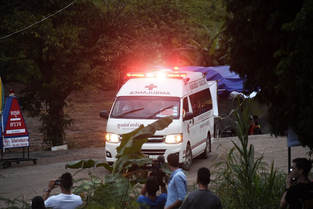 As quatro primeiras crianças retiradas da gruta estão bem de saúde
